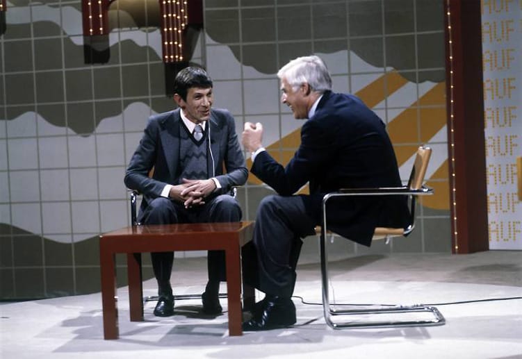 Besuch im deutschen Fernsehen: Leonard Nimoy 1981 in der Spielshow "Auf Los geht's Los" mit Joachim "Blacky" Fuchsberger.