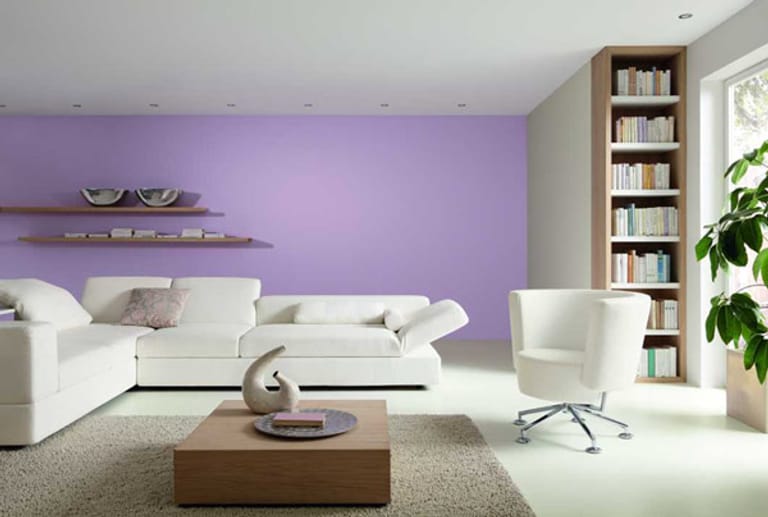 Neuer Klassiker: Weiß gehört inzwischen fest zu den modernen Wohnfarben und wird aktuell gern mit Beerentönen kombiniert.
