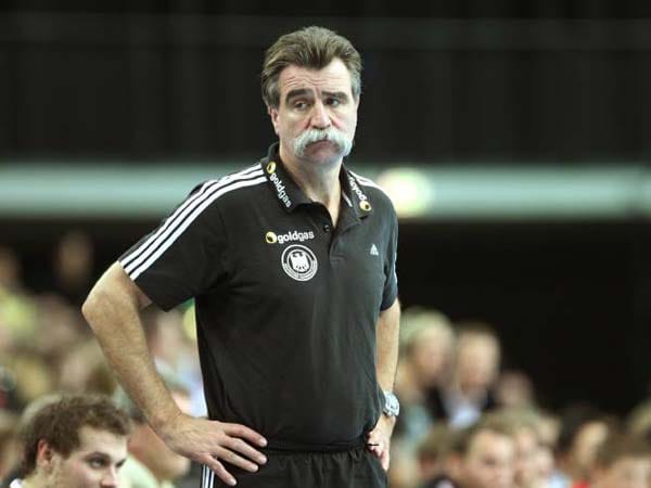 Die Nachfolgediskussion um Bundestrainer-Urgestein Heiner Brand hält die Handball-Welt auf Trab. Nach der enttäuschenden WM wird der Gummersbacher aller Voraussicht nach schon im Sommer zurücktreten. t-online.de nimmt die möglichen Nachfolger unter die Lupe.