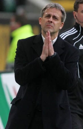 Auch unter Interimstrainer Pierre Littbarski bleibt der Erfolg beim VfL Wolfsburg aus. Nach nur fünf Spieltagen rückt "Litti" wieder ins zweite Glied, da Felix Magath den Chefposten übernimmt.