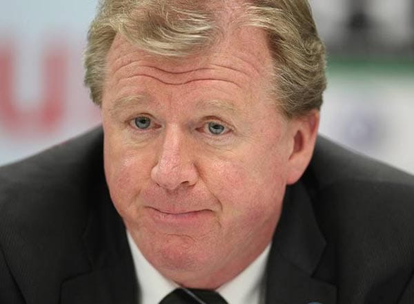 UnterSteve McClaren, dem ersten englischen Trainer der Bundesliga, holt der VfL Wolfsburg in 21. Spieltagen nur 23 Punkte und findet sich im Abstiegskampf wieder. Für die Klubführung zu wenig. UnterSteve McClaren, dem ersten englischen Trainer der Bundesliga, holt der VfL Wolfsburg in 21. Spieltagen nur 23 Punkte und findet sich im Abstiegskampf wieder. Für die Klubführung zu wenig.