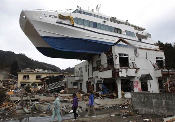 Ein vom Tsunami umhergewirbeltes Boot liegt auf einem Gebäude in Otsuchi in der Präfektur Iwate.