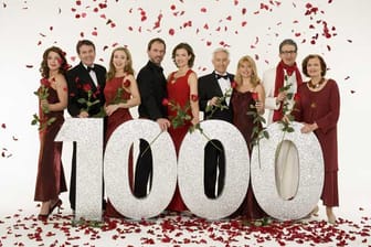 Die ARD-Telenovela "Rote Rosen" feierte die 1.000. Folge und ließ zum Jubiläum die Rosenblätter regnen.