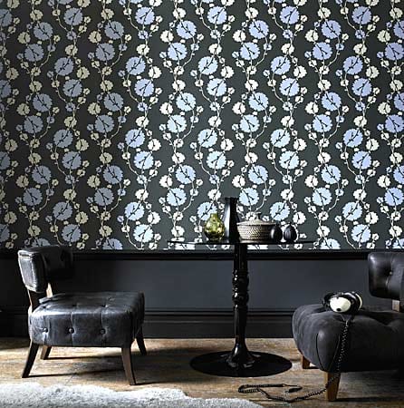 Eine dunkle Wand schafft Behaglichkeit. Das Muster dieser Tapete wurde von der Blütenform der Baumwollpflanze inspiriert.