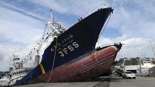 Ein Hochseeschiff sitzt am 23. März 2011 noch in der Uferstraße im Hafen Onahama in Iwaki in der Präfektur Fukushima.