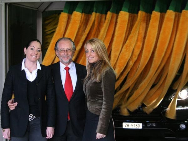 Beat Meyerstein umrahmt von seinen Töchtern Janine und Marlene, die den Autowaschbetrieb in Zürich führen.
