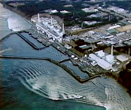 11. März 2011: Der Tsunami hat das Atomkraftwerk Fukushima I geflutet, das Wasser zieht sich gerade wieder zurück. Die 14 Meter hohe Welle unterbricht die Stromversorgung, zerstört die Notstromaggregate und löst damit die Atomkatastrophe in Japan aus.