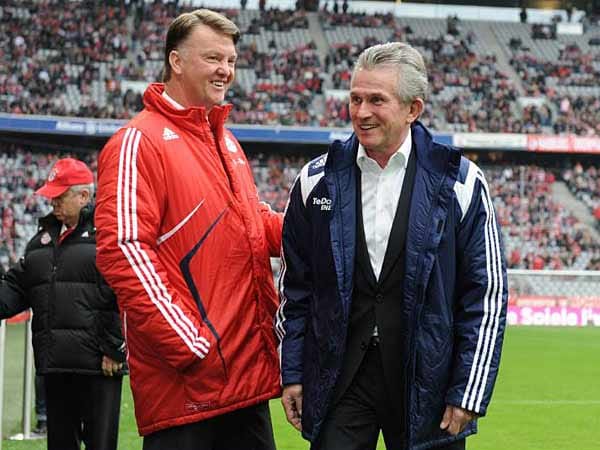 Jupp Heynckes (re.) übernimmt das Traineramt von Louis van Gaal (li.) beim FC Bayern München. Im Sommer 2013 tritt Don Jupp mit dem Triple ab.