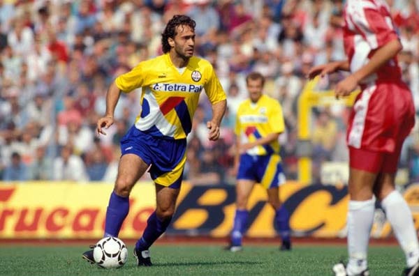 ...die von diesem Brasilien-Verschnitt noch getoppt wurde. Maurizio Gaudino spielt in den Farben der Selecao hessischen Fußball. Irgendwie clever.
