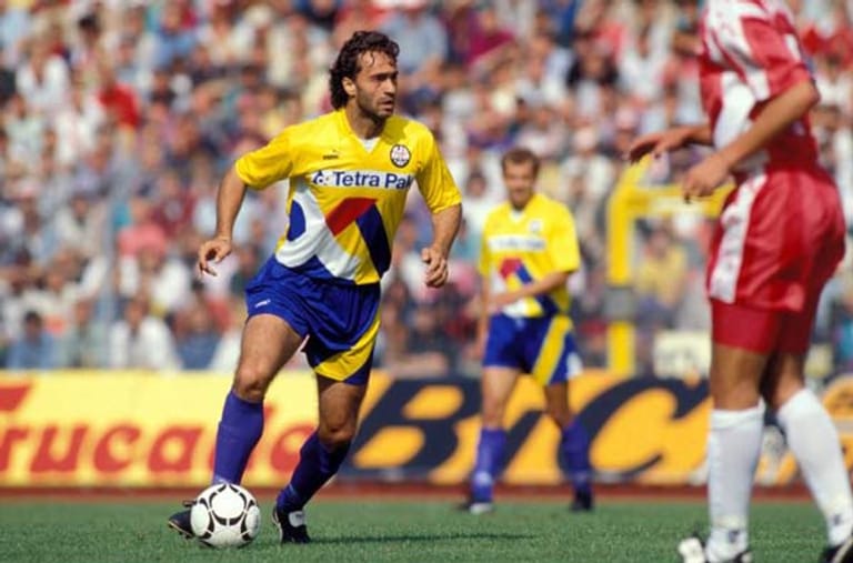 ...die von diesem Brasilien-Verschnitt noch getoppt wurde. Maurizio Gaudino spielt in den Farben der Selecao hessischen Fußball. Irgendwie clever.