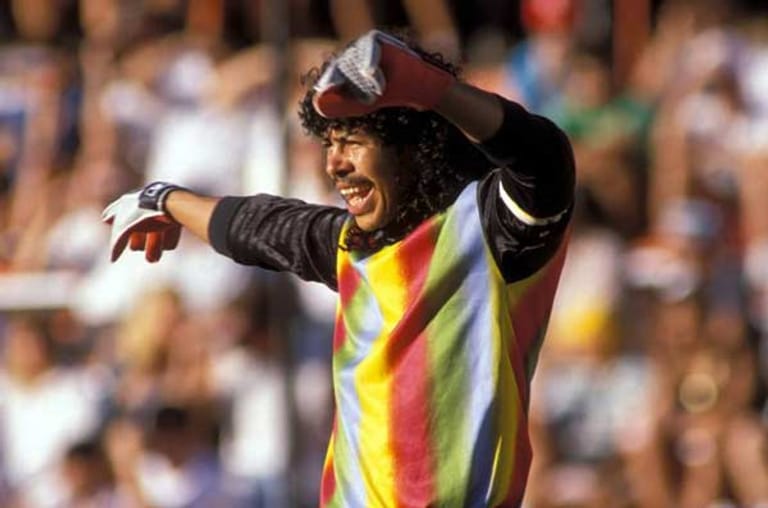Keeper Rene Higuita wurde durch seine riskante Spielweise bekannt. Der Kolumbianer setzte häufig zum Dribbling an, sein Markenzeichen wurde der Skorpion-Kick. Bei der Trikot-Wahl lag Higuita allerdings ein ums andere Mal daneben.