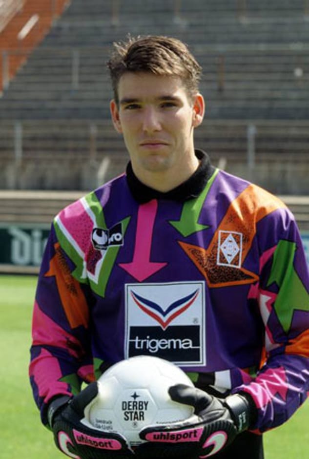 Ein schüchtern blickender Uwe Kamps präsentiert stolz sein neues Trikot. Unter zahlreichen Design-Vorschlägen der Mönchengladbacher Kindergärten setzte sich am Ende dieses Modell durch.