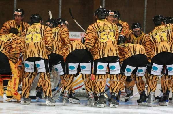 Dass sich die meisten Fußballer trotz der vom Ausrüster vorgegebenen Outfits glücklich schätzen können beweist ein kleiner Exkurs zum Eishockey. Immerhin machen die SC Langnau Tigers ihrem Vereinsnamen alle Ehre!