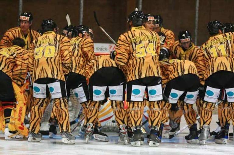 Dass sich die meisten Fußballer trotz der vom Ausrüster vorgegebenen Outfits glücklich schätzen können beweist ein kleiner Exkurs zum Eishockey. Immerhin machen die SC Langnau Tigers ihrem Vereinsnamen alle Ehre!