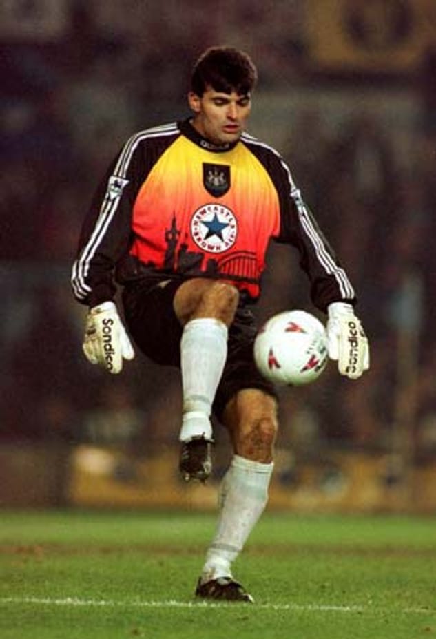 Dem Trikot nach zu urteilen müsste Pavel Srnicek bei den Frankfurt Skyliners spielen. Der Tscheche stand aber im Tor von Newcastle United.