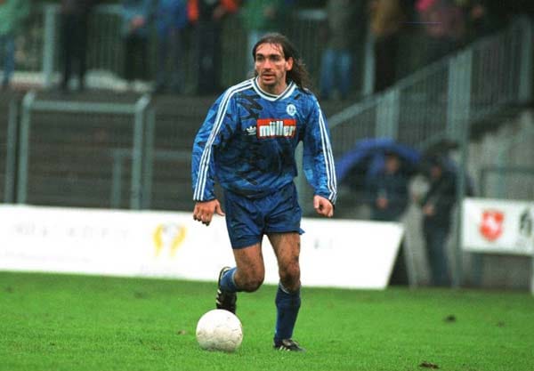 Wenn schon hässlich, dann aber richtig. Vom königsblauen Glanz blieb dieses Schalker Trikot aus der Saison 1993/1994 gänzlich verschont.