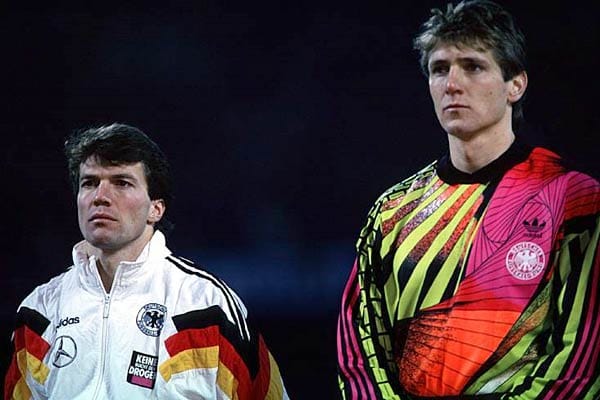 Besonders farbenfroh präsentierte sich der Weltmeister von 1990 auch vier Jahre später noch im Tor der deutschen Nationalelf. Lothar Matthäus nahm es eher emotionslos zur Kenntnis.