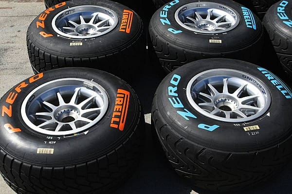 Neu in der Formel 1: Nach vier Jahren Bridgestone-Monopol gibt es mit dem italienischen Hersteller Pirelli einen neuen Reifenlieferanten für die Königsklasse. Die verschiedenen Reifentypen macht Pirelli für die Zuschauer mit verschiedenen Farben erkenntlich.