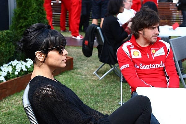 Charmante Begleitung: Fernando Alonso mit seiner Ehefrau Raquel, die er vor ein paar Jahren still und heimlich geheiratet hat. In Spanien ist die Popsängerin mit ihrer Band El Sueno de Morfeo eine große Nummer.
