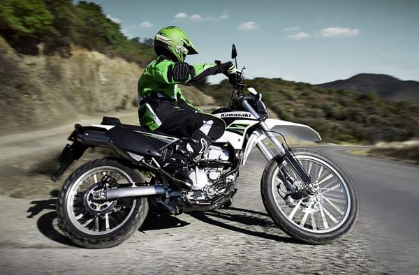 Lädt mit langen Federwegen und niedrigem Gewicht zum Endurowandern ein: die Kawasaki KLX 250R.