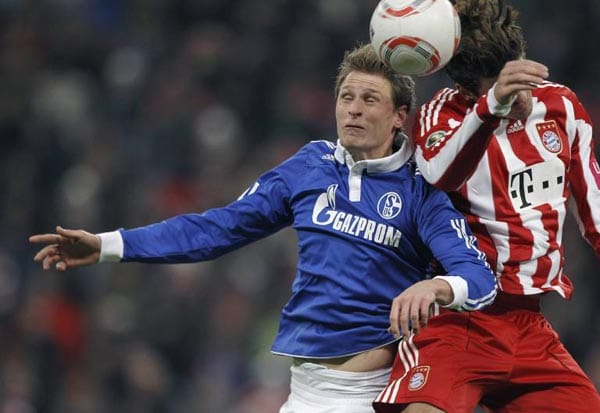 Benedikt Höwedes ist einer der wenigen konstant guten Spieler im diesjährigen Kader des FC Schalke. An der Seite von Christoph Metzelder hat sich der 23-Jährige stetig weiterentwickelt und ist nun ein Kandidat für den vakanten Posten in der zentralen Defensive der Münchner.