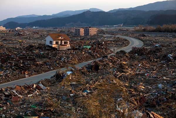 Die vom Tsunami verwüstete Stadt Rikuzentakata im Nordosten Japans: Bergungs-und Aufräumarbeiten kommen bei dem Ausmaß der Zerstörung nur langsam voran.