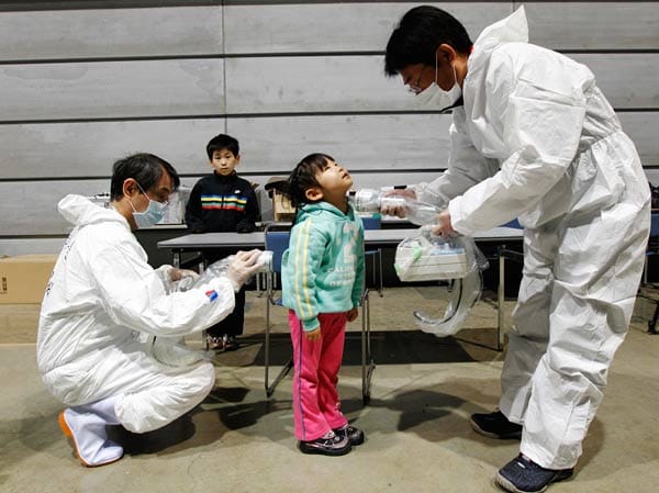 Die fünfjährige Ami Matsuya muss sich im Evakuierungslager von Fukushima intensiv auf radioaktive Strahlung untersuchen lassen. Rund um die Atomanlage von Fukushima ist die Strahlung von Plutonium nachgewiesen worden. Sie ist extrem schädigend und mit einer Halbwertzeit von 24.000 Jahren auch sehr langlebig.
