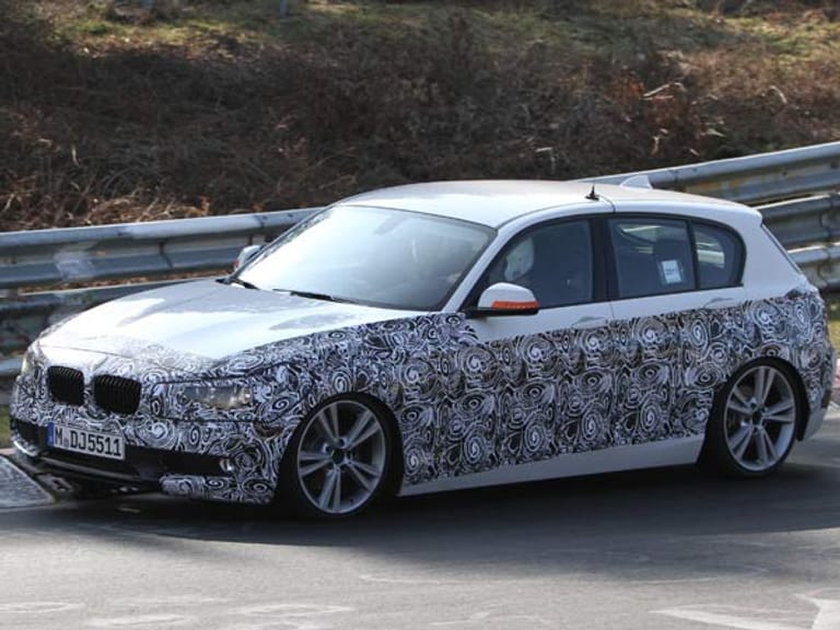 Der neue 1er BMW geht Ende 2011 an den Start - die Erlkönig-Bilder zeigen ein nur wenig getarntes Fahrzeug bei Testfahrten auf der legendären Nordschleife.