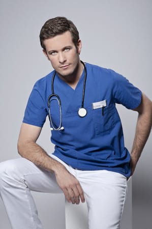 Jan Hartmann spielt Dr. Stefan Jung. Vielen wird der Schauspieler noch in seiner Rolle als Christian Castellhoff in der ZDF-Telenovela "Alisa - Folge deinem Herzen" bekannt sein. Außerdem wirkte er zwei Jahre lang in der RTL-Soap GZSZ mit.