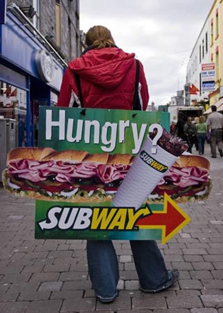 Wandelnde Reklame für Sandwiches