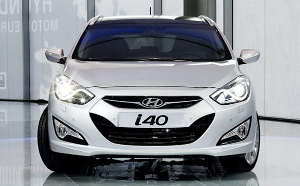 Mit grimmigem Gesichtsausdruck tritt der neue Hyundai i40 an.