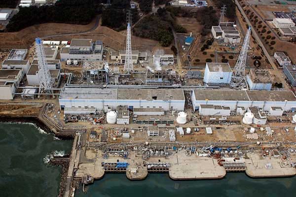 Eine Drohne dokumentiert die Situation am Katastrophen-AKW Fukushima 1: Reaktor 4 (links), ist völlig zerstört, der dritte Reaktorblock (Mitte) ist abgebrannt. Nur Reaktor 2 sieht halbwegs intakt aus, doch hier soll schon eine Kernschmelze eingesetzt haben