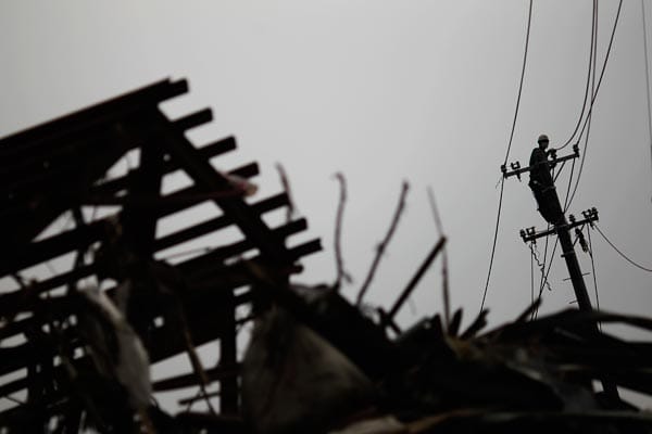 Ein Elektriker repariert in den Trümmern der Stadt Minamisanriku eine Hochspannungsleitung.