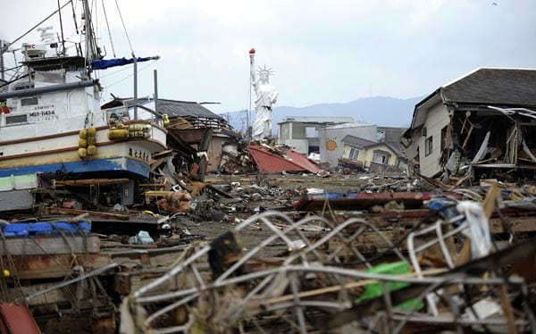 Eine Freiheitsstatue steht unbeschädigt inmitten der zerstörten Stadt Ishinomaki.