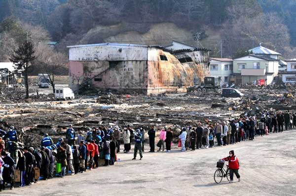 Etwa 300 Tsunami-Opfer stehen in Yamada für Lebensmittel und Toilettenpapier in einer Warteschlange.