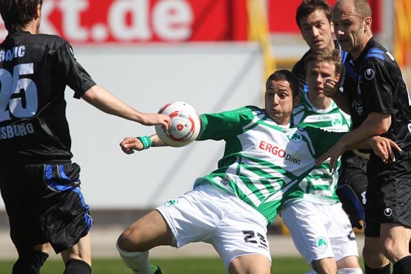 Sercan Sararer von der SpVgg Greuther Fürth setzt sich gleich gegen mehrere Duisburger durch und kommt zum Abschluss.