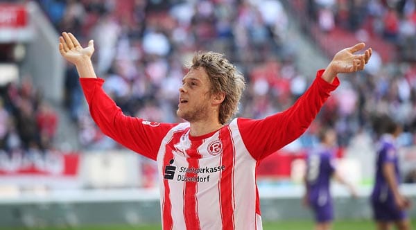 Ken Ilsö von Fortuna Düsseldorf lässt sich vom Publikum für sein Tor feiern. Ken Ilsö von Fortuna Düsseldorf lässt sich vom Publikum für sein Tor feiern.