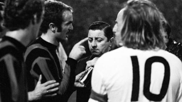 Am 20. Oktober 1971 hat Italiens Meister Inter Mailand in Mönchengladbach keine Chance - nur diese eine: den Büchsenwurf eines Zuschauers. Alessandro Mazzola (Mitte) hält das Corpus delicti in Händen und beschwert sich bei Referee Jef Dorpmans. Roberto Boninsegna soll getroffen worden sein. Gladbachs Chef Günter Netzer verfolgt die Szene. Der Bluff gelingt: Borussias 7:1-Gala wird gestrichen. Inter siegt daheim mit 4:2 und kommt nach einem 0:0 im Entscheidungsspiel in Berlin ins Viertelfinale.