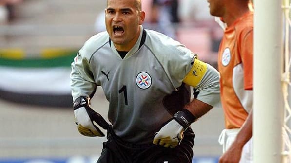 2. Platz: José Luis Chilavert ist eine lebende Legende. Der Keeper hatte am Ende seiner Karriere 62 Treffer (45 Elfmeter, 17 Freistöße) auf dem Konto. Dem dreimaligen Welttorhüter gelang 1999 das Kunststück, in einem Liga-Spiel einen Hattrick zu erzielen.