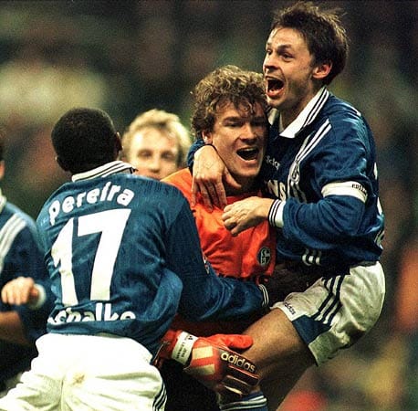 Nicht in den Top Ten, aber der erste Bundesliga-Torwart, der einen Treffer aus dem Spiel heraus erzielte, ist Jens Lehmann. Im Trikot des FC Schalke 04 traf er in der Saison 1997/98 zum vielumjubelten 2:2 im Derby gegen Borussia Dortmund.