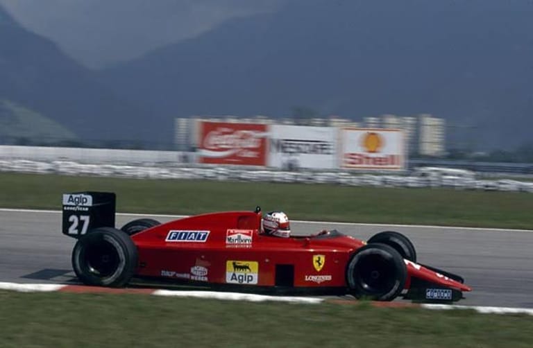 Und für noch eine innovative Idee ist Ferrari verantwortlich: 1989 konnten die Piloten, wie hier Nigel Mansell, erstmals die Schaltung am Lenkrad bedienen - absoluter Standard bis heute.