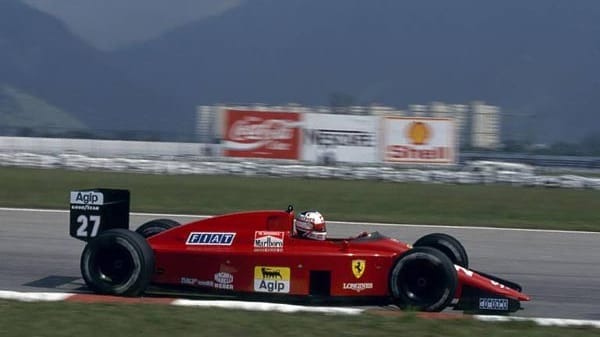 Und für noch eine innovative Idee ist Ferrari verantwortlich: 1989 konnten die Piloten, wie hier Nigel Mansell, erstmals die Schaltung am Lenkrad bedienen - absoluter Standard bis heute.