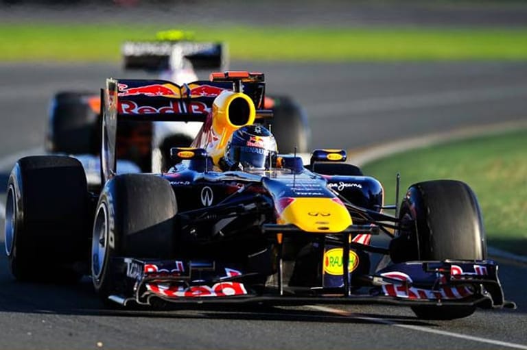 Der dynamische Frontflügel von Weltmeister Vettel schockt 2011 die Konkurrenz: Je höher die Geschwindigkeit des Autos, desto größer der Abtrieb und damit der Anpressdruck auf der Strecke.