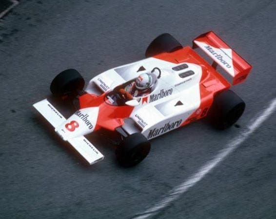 "Karbon ist leicht", dachten sich die McLaren-Ingenieure und schickten 1981 das erste Chassis komplett aus Kohlefaser ins Rennen. Heute ist Karbon in allen Rennwagen verbaut.