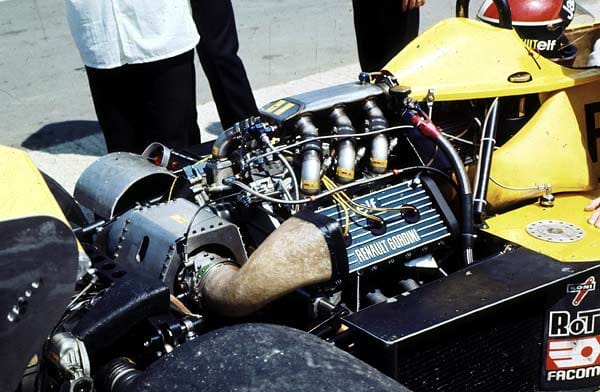 Apropos Renault: Die Franzosen feierten 1977 ihre Premiere als Werksteam in der Formel 1 und traten gleich mit dem Turbo-Motor an, damals ein Novum in der Szene. Vier Siege sprangen in der Saison heraus.