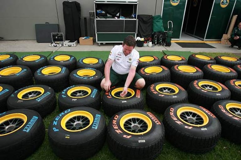 Auch Pirelli war innovativ: Durch höheren Verschleiß der Reifen und dadurch mehr Boxenstopps verspricht der Hersteller in diesem Jahr spannendere Rennen.