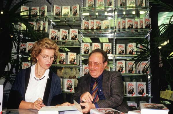 Robert Stromberger, Autor der TV-Serie "Diese Drombuschs" und seine Hauptdarstellerin Witta Pohl, bei einer Signierstunde im Jahr 1978.
