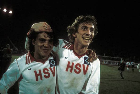 In 306 Bundesligaspielen für die Hamburger hatte Magath viel Grund zur Freude. Insgesamt konnte der HSV-Mittelfeldmotor drei Deutsche Meisterschaften (1979, 1982, 1983) – wie hier mit Thomas Doll (re.) – bei den Hanseaten feiern. Er erzielte insgesamt 46 Tore für die Hamburger.