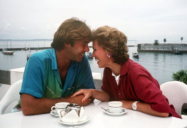 Die Schauspielerin Witta Pohl und ihr Kollege Sascha Hehn bei Dreharbeiten zum "Traumschiff". Das Bild entstand im Jahr 1986.