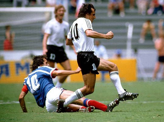 Für die deutsche Nationalmannschaft war Magath insgesamt 43-mal aktiv und erzielte dabei drei Tore. Er wurde zweimal Vize-Weltmeister (1982, 1986) und einmal Europameister 1980. Im Halbfinale der WM 1986 schaltete er im "Duell der Zehner" Michel Platini (li.) und das französische Team aus.